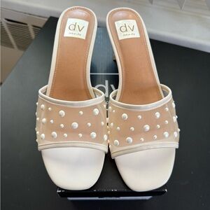 DV by Dolce Vita Bitten Color Ivory pearl Kitten Heel